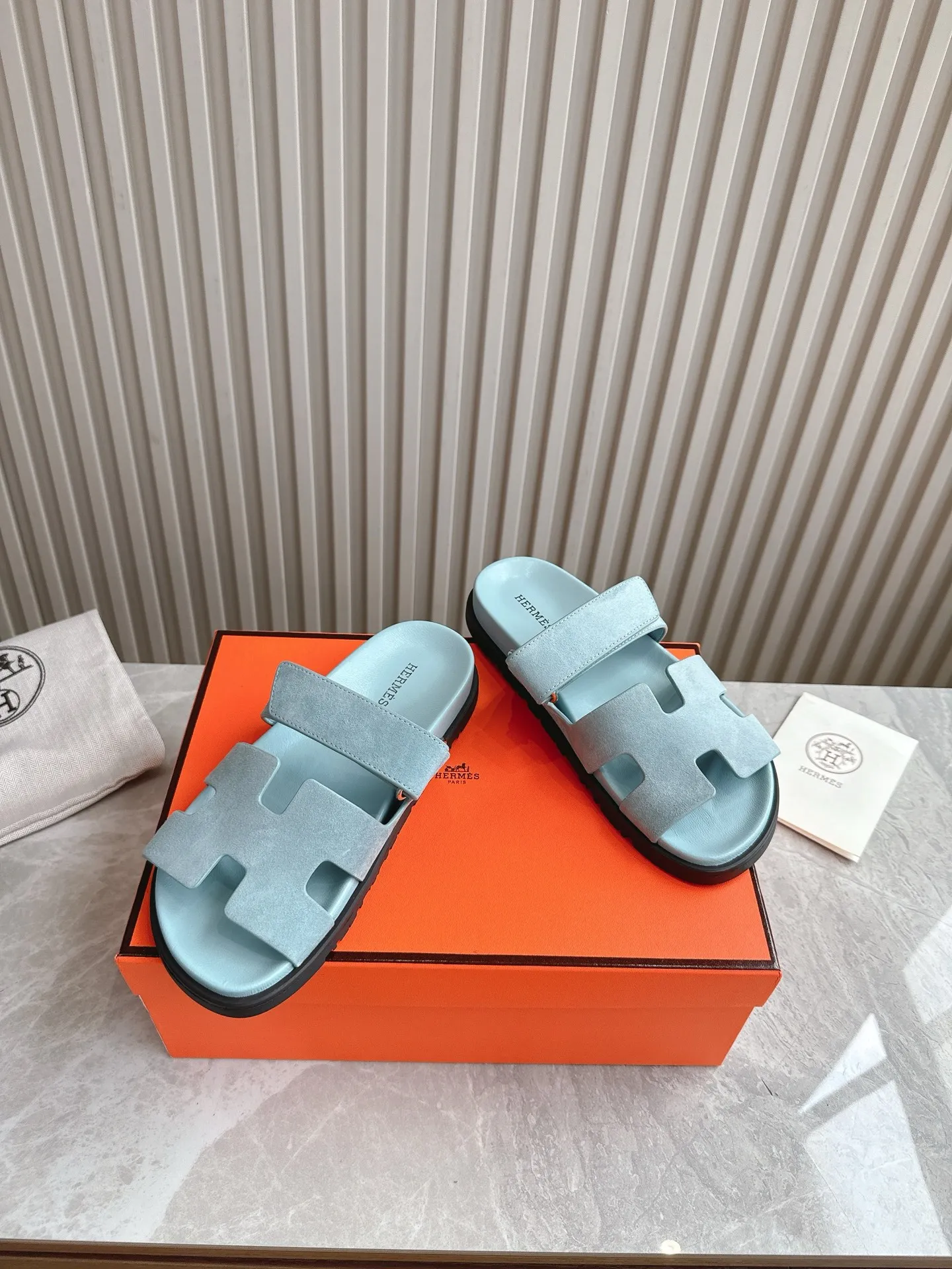 p480🐮🐮Couple model (top version) H family 2024 spring and summer new style HERMES Hermes' recently popular couple model pig nose angle sandals and slippers, paired with various colorful socks, popular. Upper: imported original deerskin (the genuine leather edging is not ordinary super migration). Lining: imported genuine leather. Outsole: Tpu non-slip and wear-resistant outsole. Size: Female 35-42 (40/42 non-returnable and non-exchangeable) Male size: 39-45 (45 non-refundable and non-exchangeable)